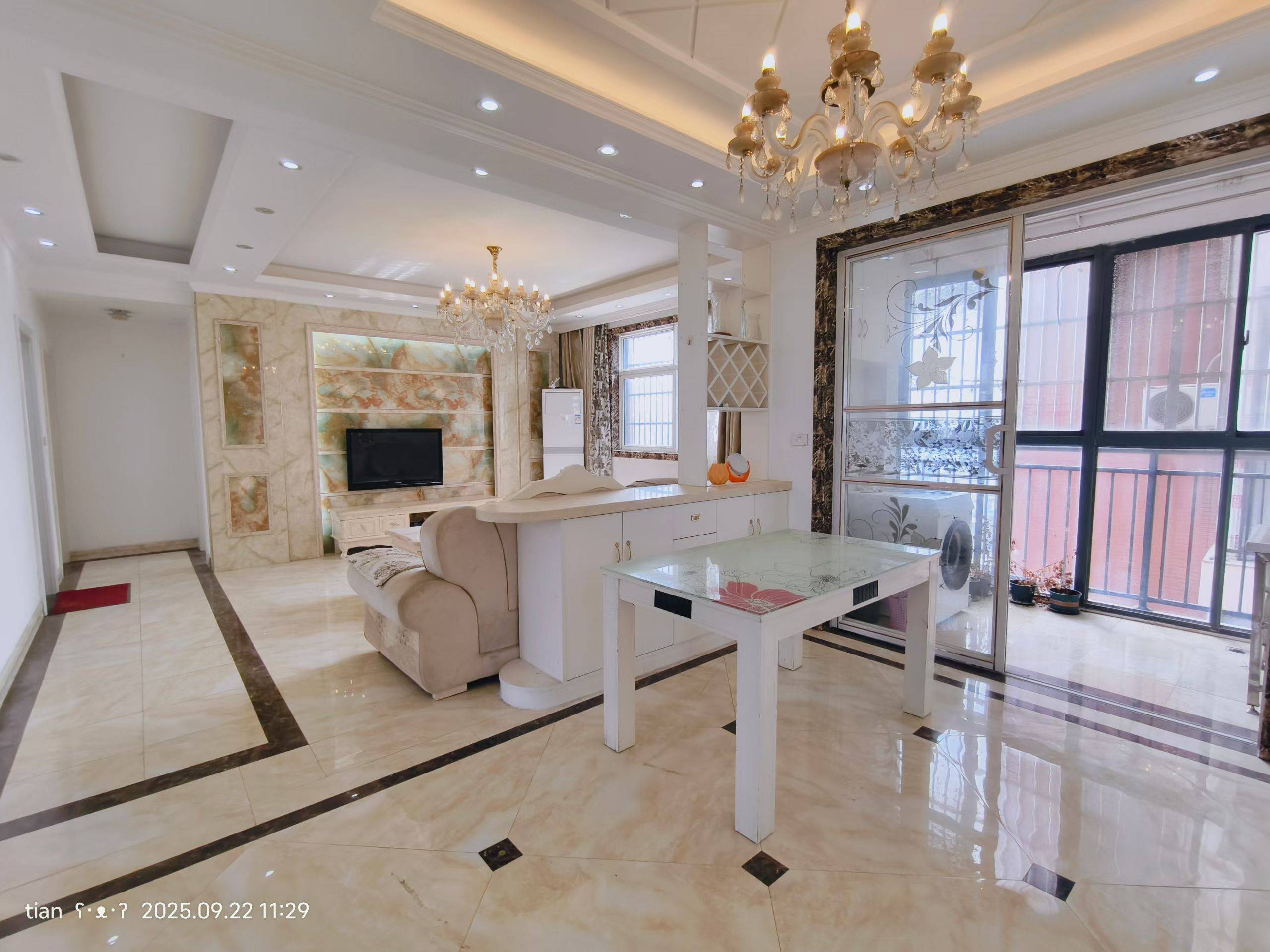 城市新居商品房3房2厅2卫118平，精装，好楼层，采光很好，证满两年支持按揭，售价39.8万。