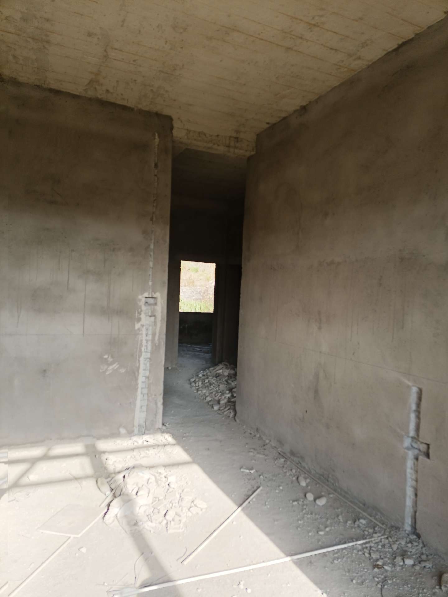 降价了鄂人谷大门正对面，两列半三层半，520平，浇灌结构，占地面积300平，厨房单建，带超大后院，门前宽敞，不动产证以办。