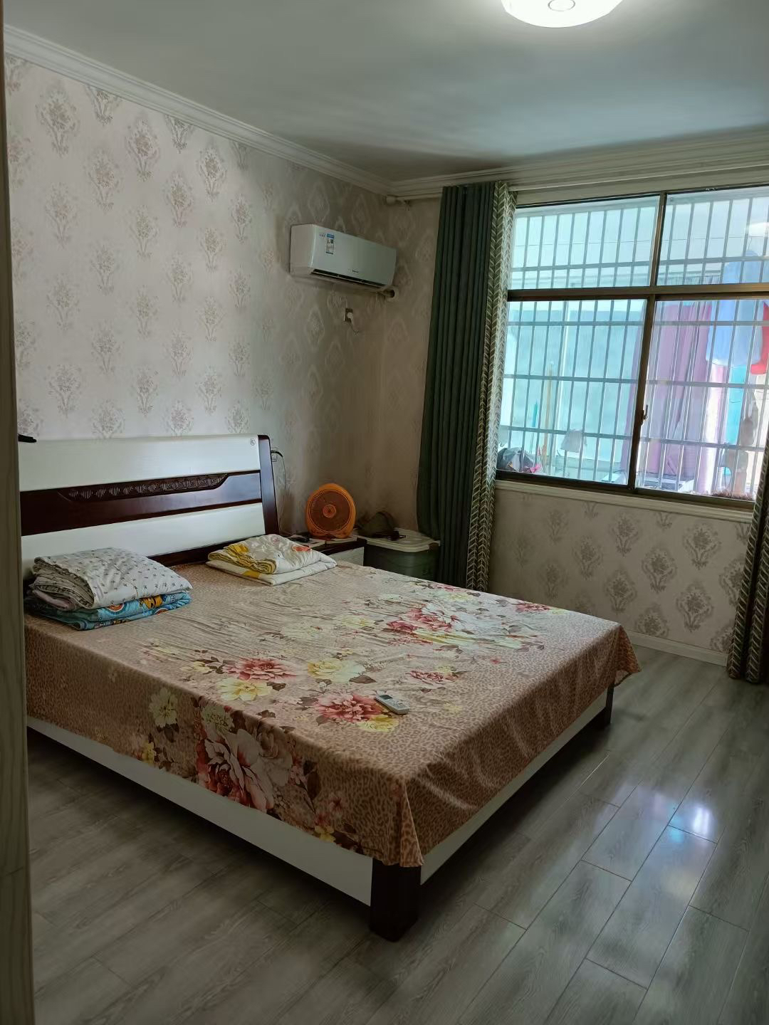 二小附近商品房家具家电齐全拎包入住把物业费1200