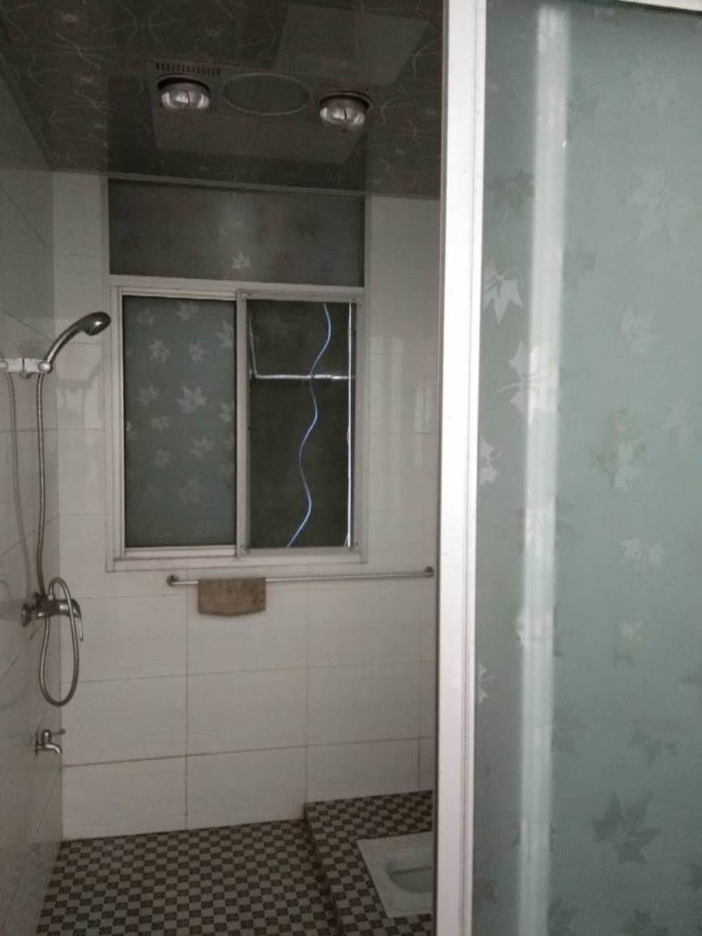 捡漏王，美景附近自建房，两列四层浇灌结构，560平，中装，有小后院带厨房，有证，支持按揭，95万。