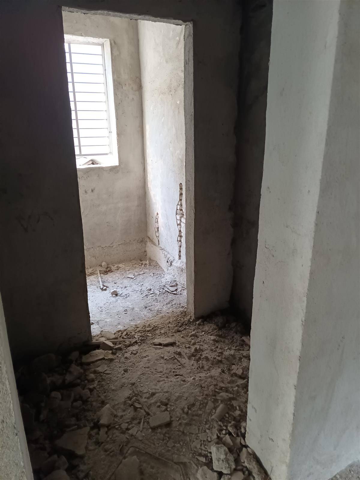 降价出售，何大湾自建房毛坯，两节半三层450平，东南朝向，老证在手，有钥匙可看房，售58万。