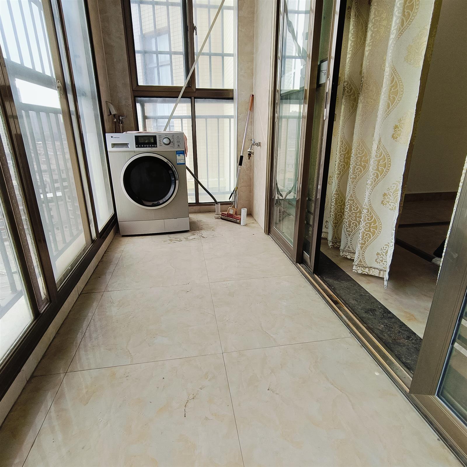 新一路附近精裝修家具家電齊全拎包入住證滿5年支持按揭