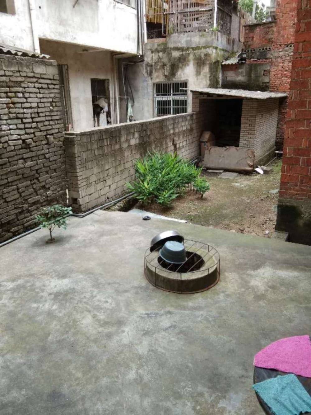 捡漏王，美景附近自建房，两列四层浇灌结构，560平，中装，有小后院带厨房，有证，支持按揭，95万。