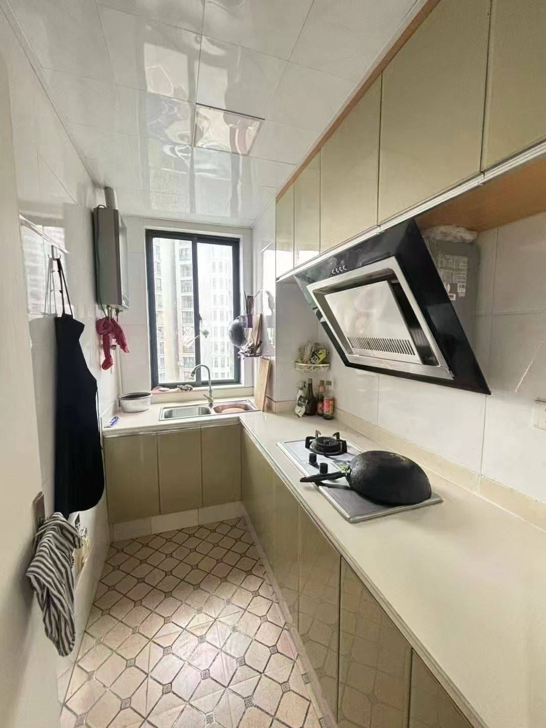 万豪骊晶园商品房，三室两厅两卫，116平方，精装修，证满五年，支持按揭。售价：45万。