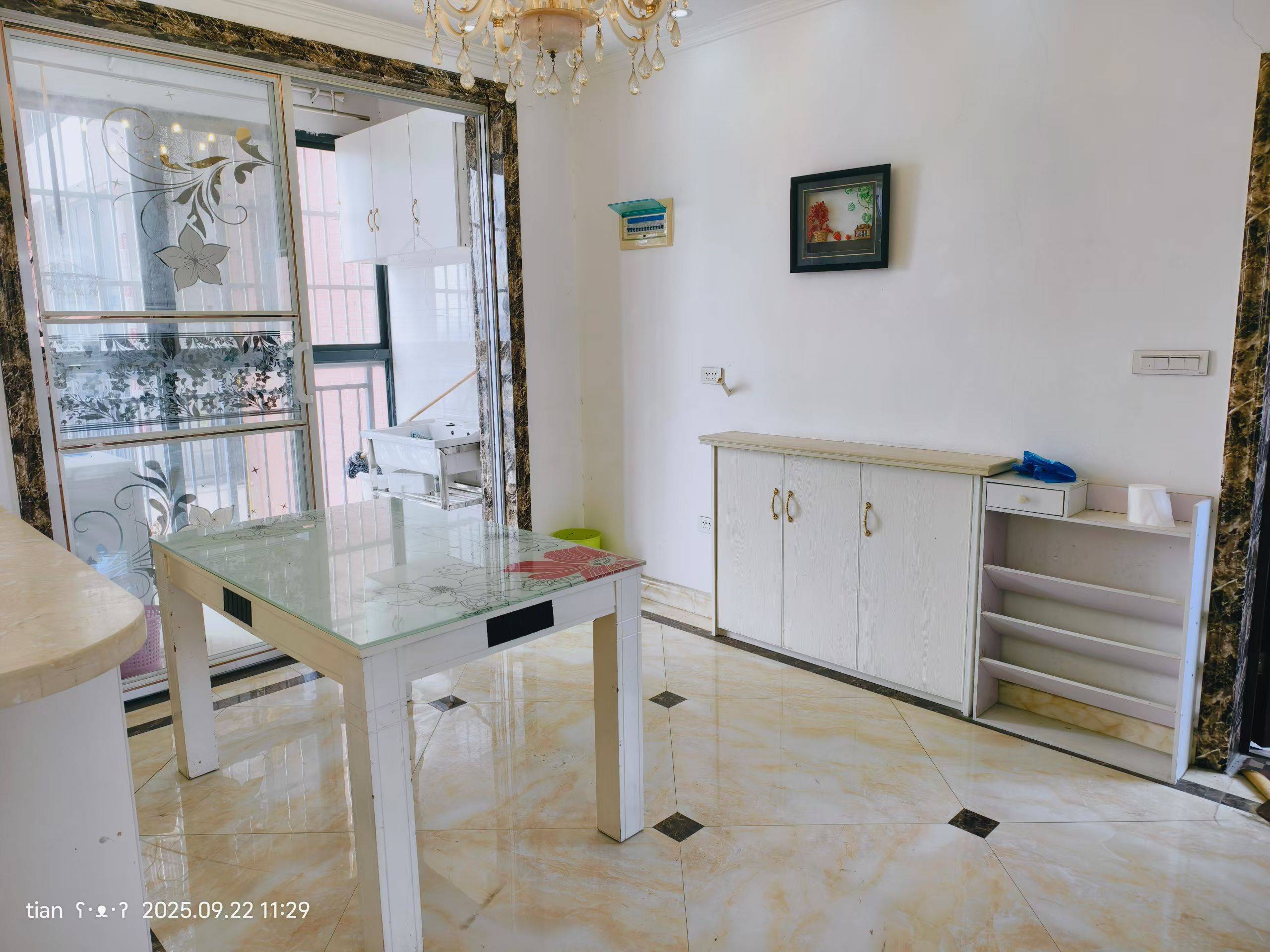 城市新居商品房3房2厅2卫118平，精装，好楼层，采光很好，证满两年支持按揭，售价39.8万。