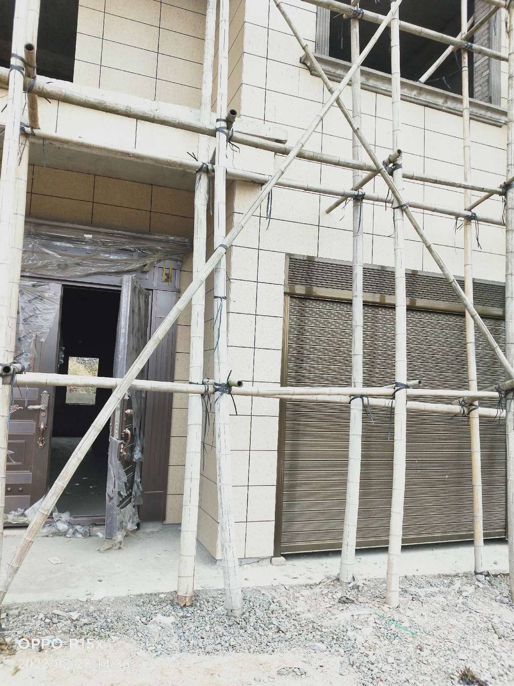 降价了鄂人谷大门正对面，两列半三层半，520平，浇灌结构，占地面积300平，厨房单建，带超大后院，门前宽敞，不动产证以办。