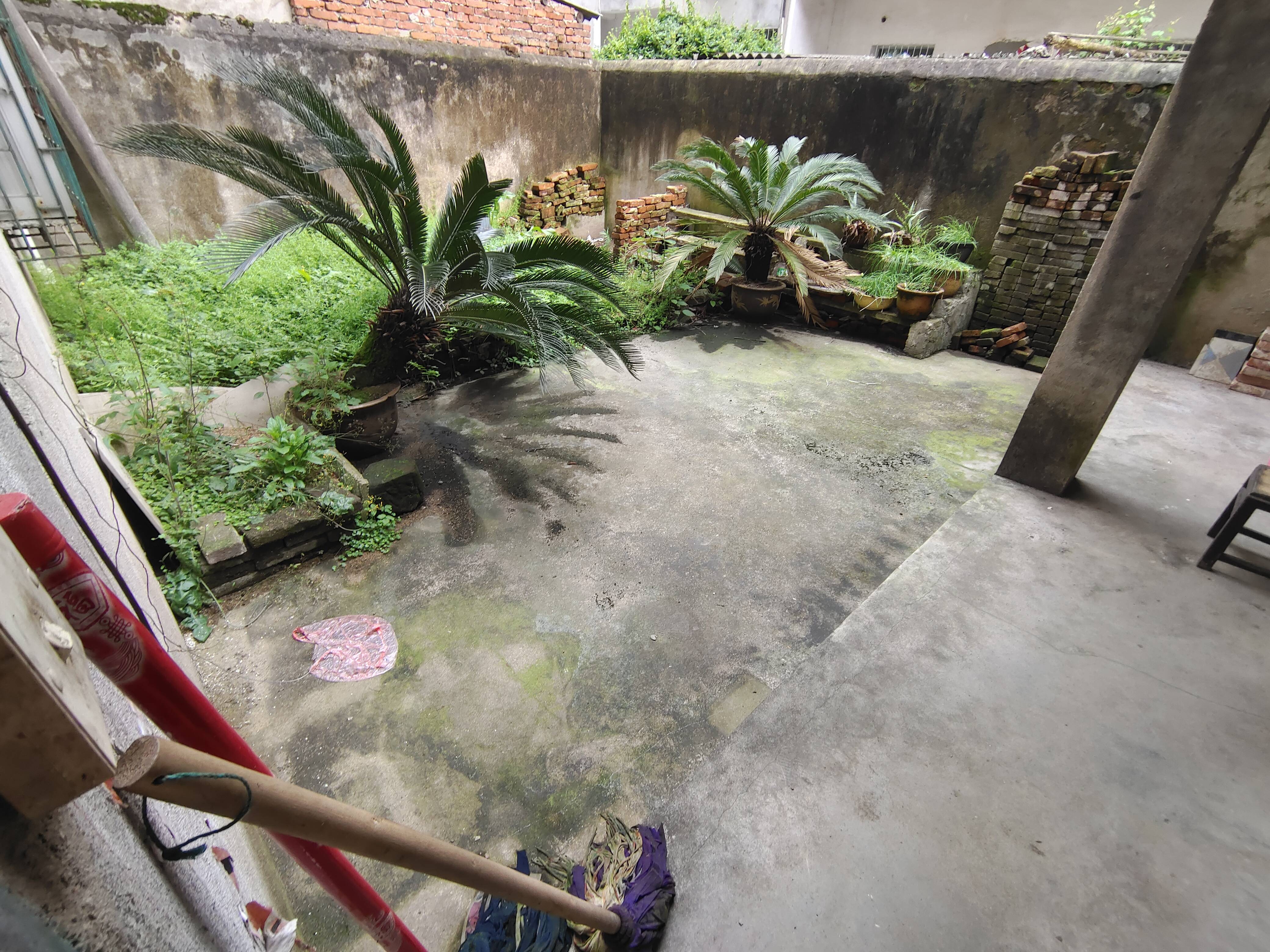 吴庄高桥小区自建房2列半3层，374平，屋内简装。带后院，厨房另外做的。门口路宽好走。有房产证。出行非常方便，售65万。