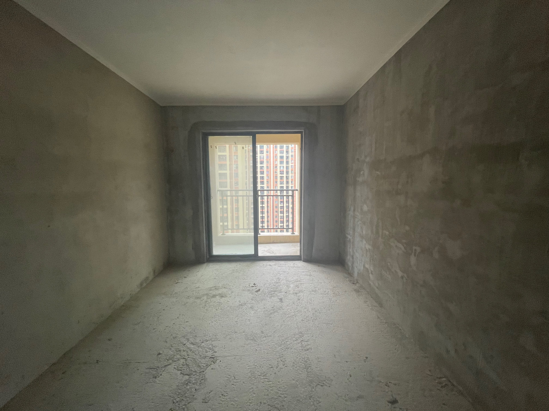 新八世纪华城113平毛坯三房两卫电梯商品房，证件齐全，可按揭56万