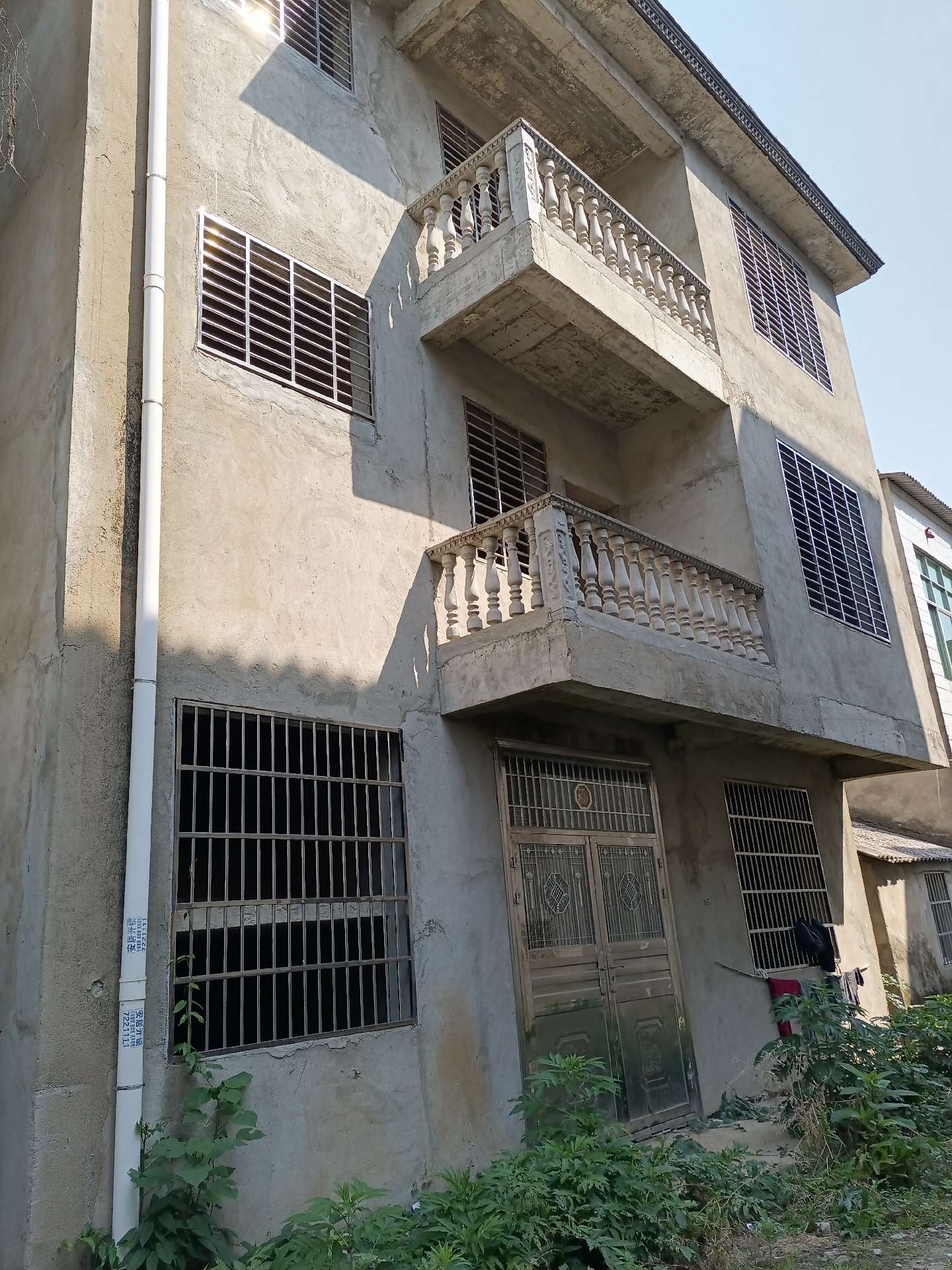 降价出售，何大湾自建房毛坯，两节半三层450平，东南朝向，老证在手，有钥匙可看房，售58万。