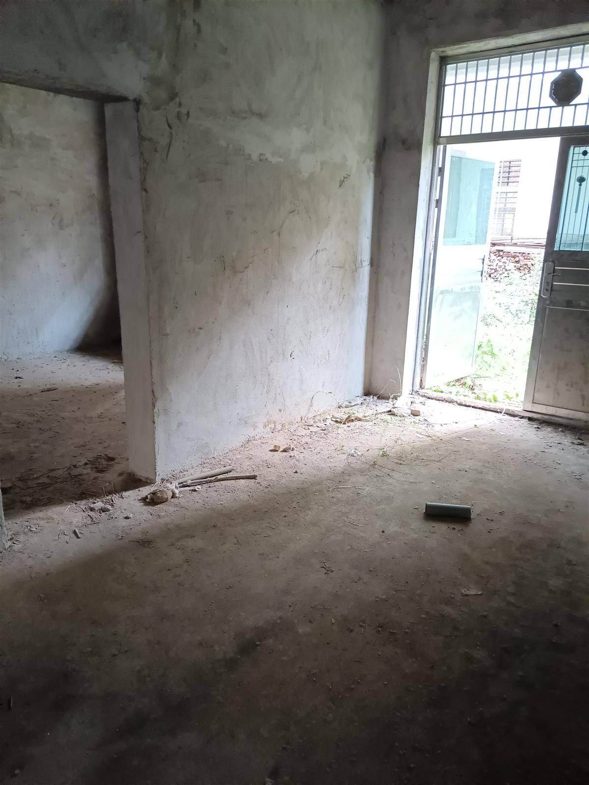 降价出售，何大湾自建房毛坯，两节半三层450平，东南朝向，老证在手，有钥匙可看房，售58万。