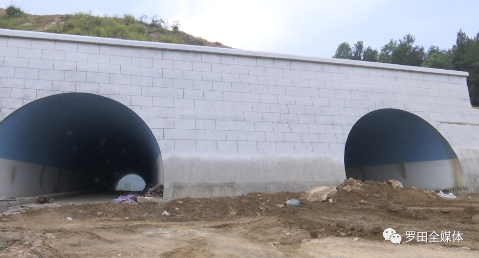 75m,净高5m,隧道结构采用复合式衬砌,洞门形式采用端墙式洞门,隧道