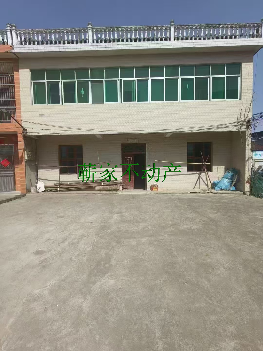 漕河附近自建房门口有场子简单装修