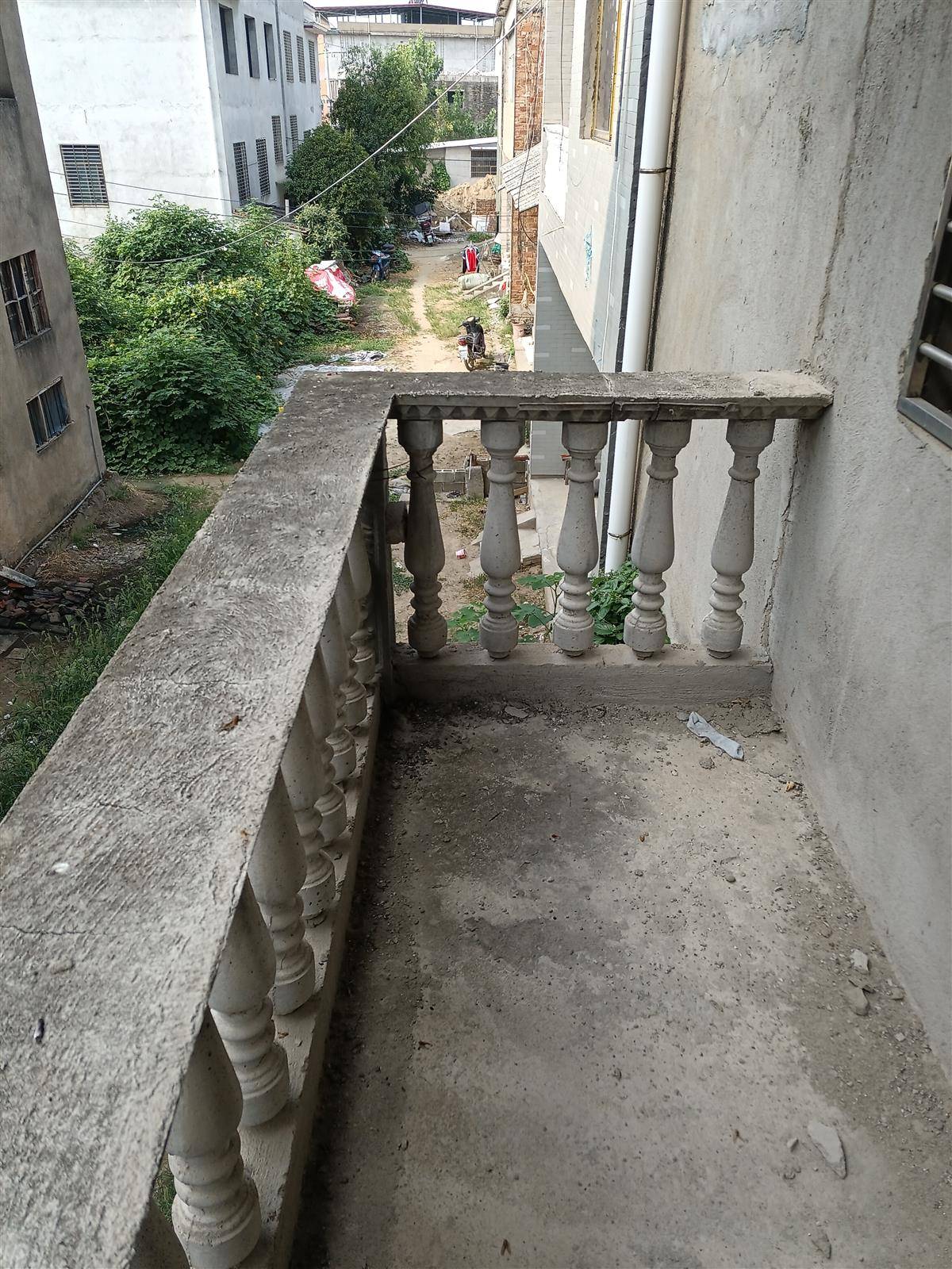 降价出售，何大湾自建房毛坯，两节半三层450平，东南朝向，老证在手，有钥匙可看房，售58万。