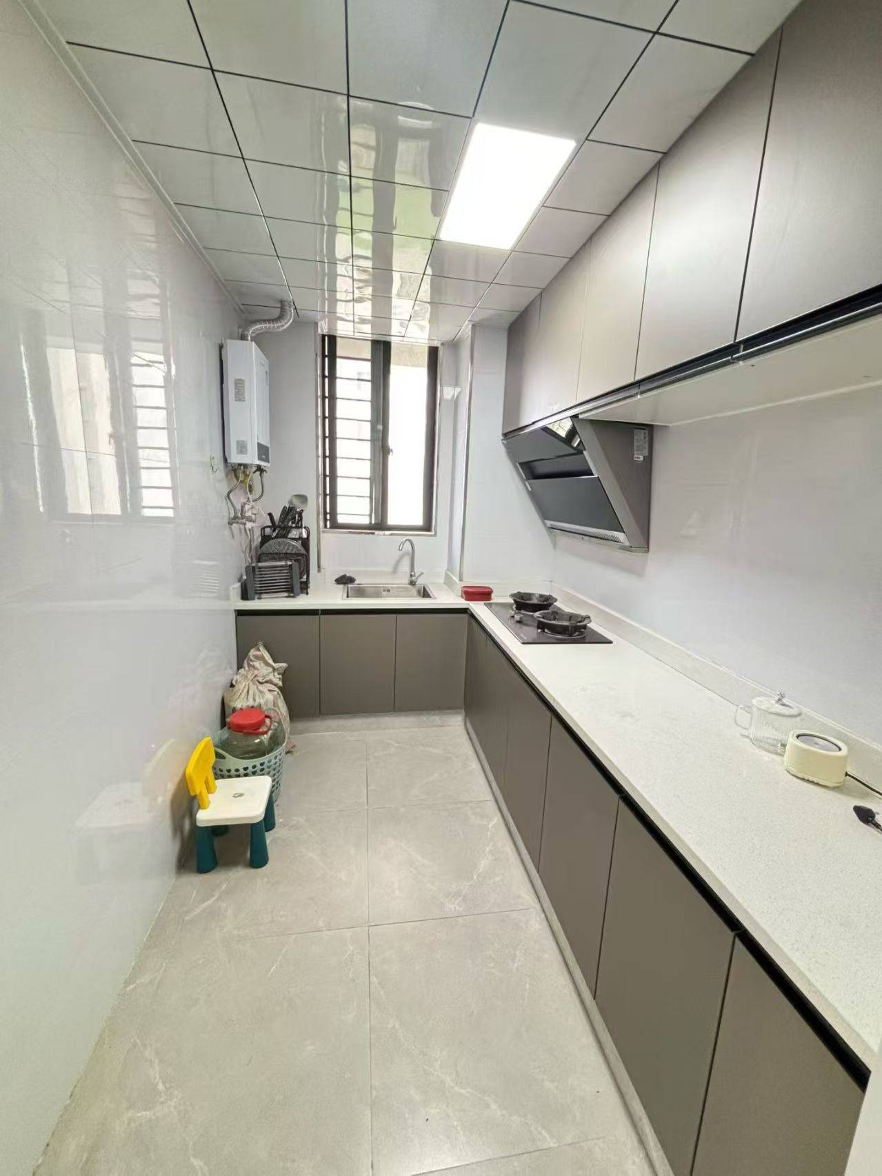 信达步行街，三室两厅两卫，118平方，全新装修，证满五年，支持按揭，售价：46.8万。紧挨大中华出行方便。就读一小。