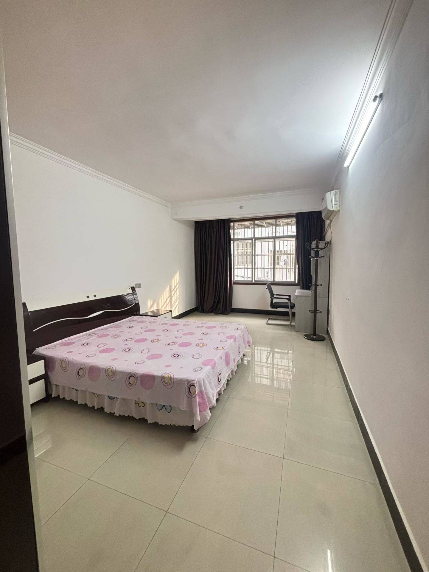 二路县委附近，三室两厅一卫，134平方，好楼层，房子保养的很好，有证可按揭，售价：25.8万包过户。