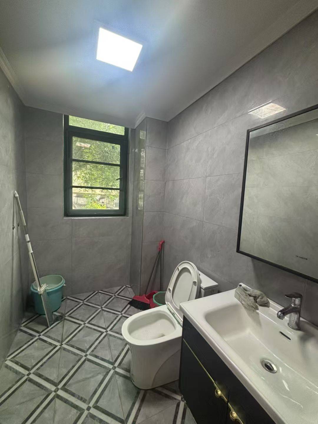 香榭水岸，三室两厅两卫双阳台，精装修未入住，130.28平方，证满两年，支持按揭，售价：63.8万。