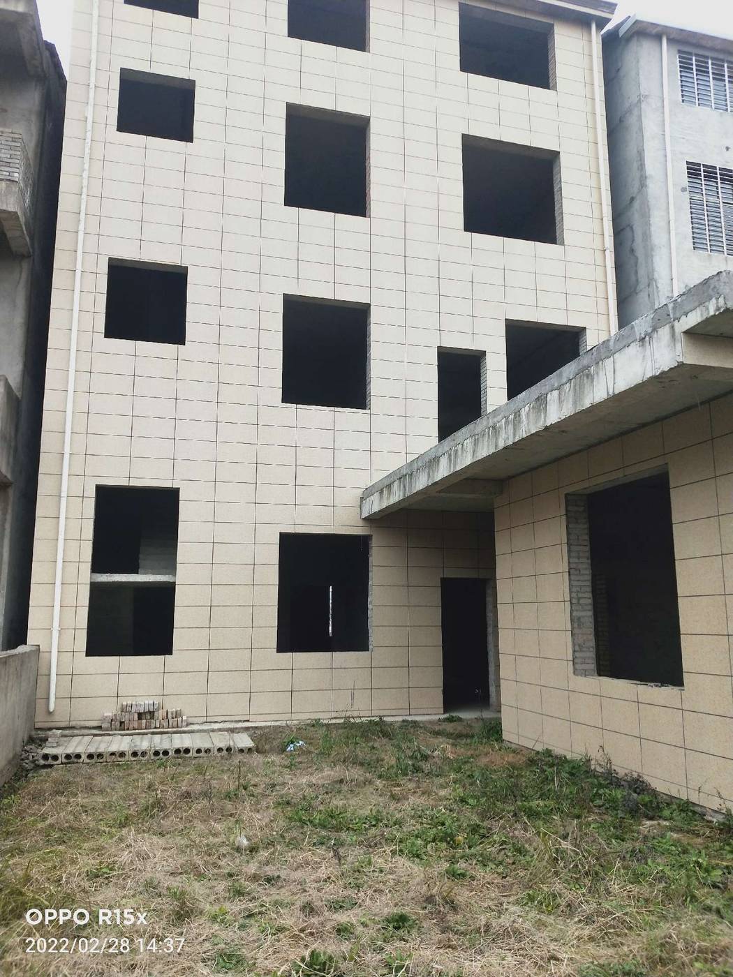 降价了鄂人谷大门正对面，两列半三层半，520平，浇灌结构，占地面积300平，厨房单建，带超大后院，门前宽敞，不动产证以办。