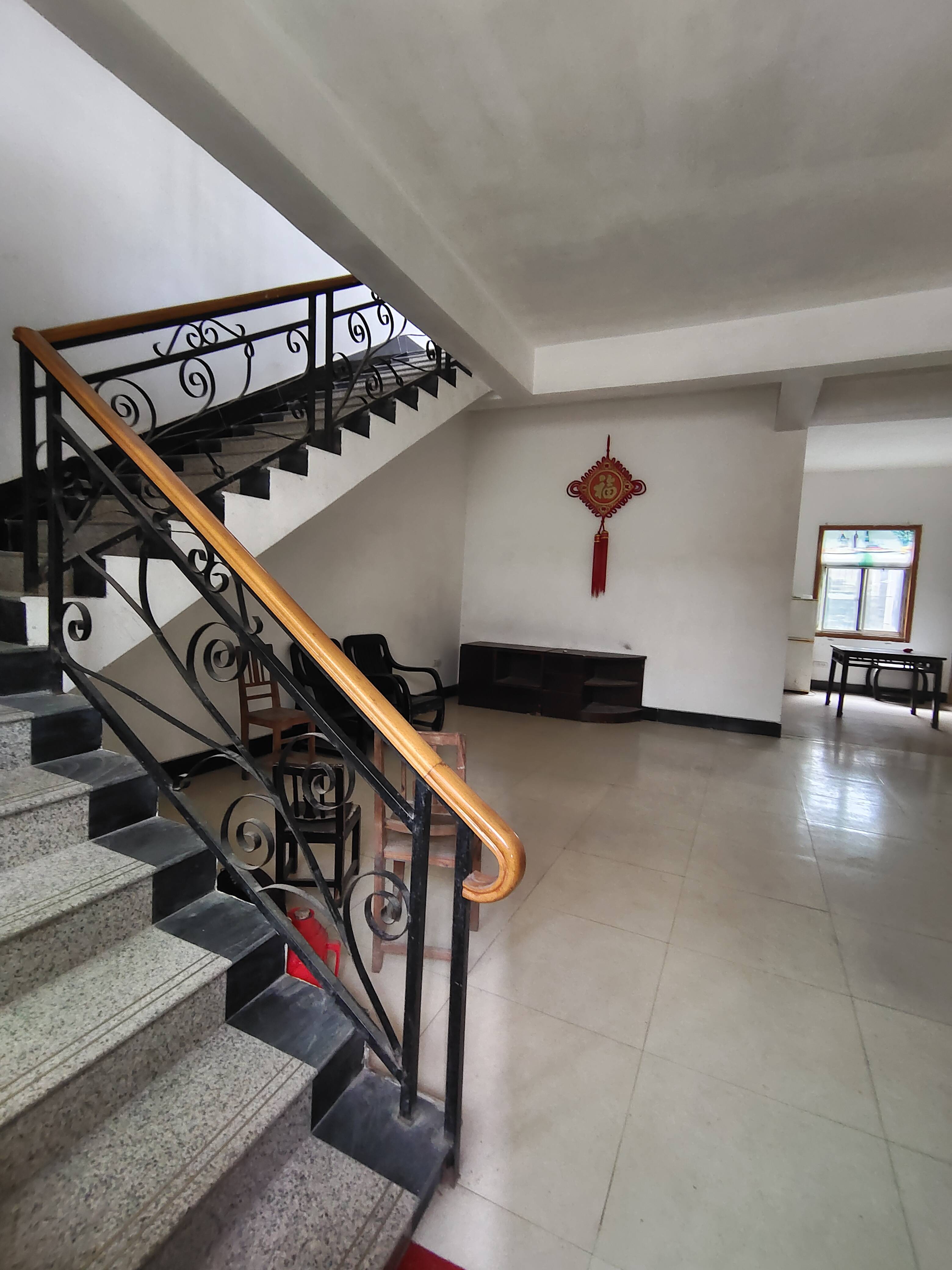 吴庄高桥小区自建房2列半3层，374平，屋内简装。带后院，厨房另外做的。门口路宽好走。有房产证。出行非常方便，售65万。