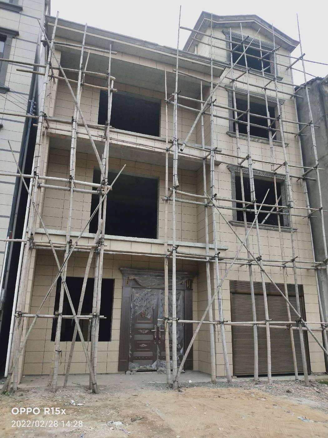 降价了 鄂人谷大门正对面， 两列半三层半，520平，浇灌结构，占地面积300平，厨房单建，带超大后院，门前宽敞，不动产证以办。