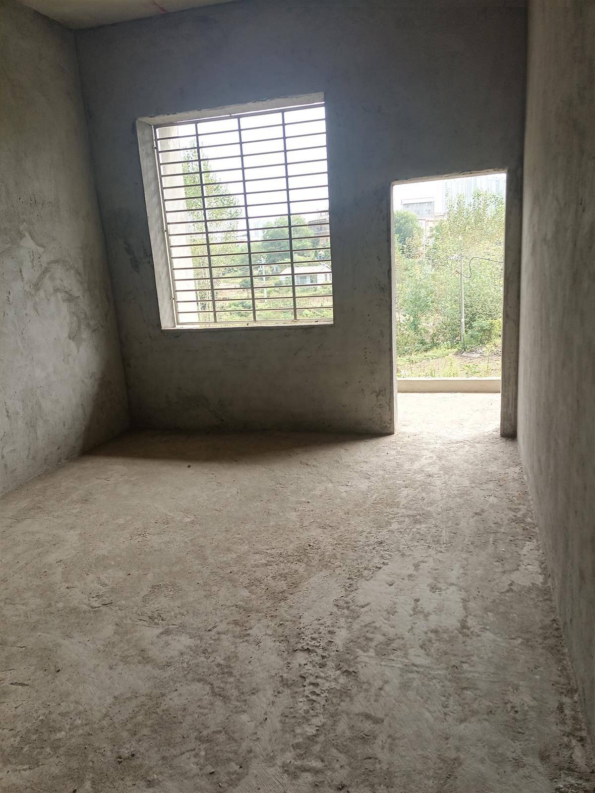 付贩附近自建房，2列半三层带地下车库，浇灌结构，带100平后院，进出方便，售价120万