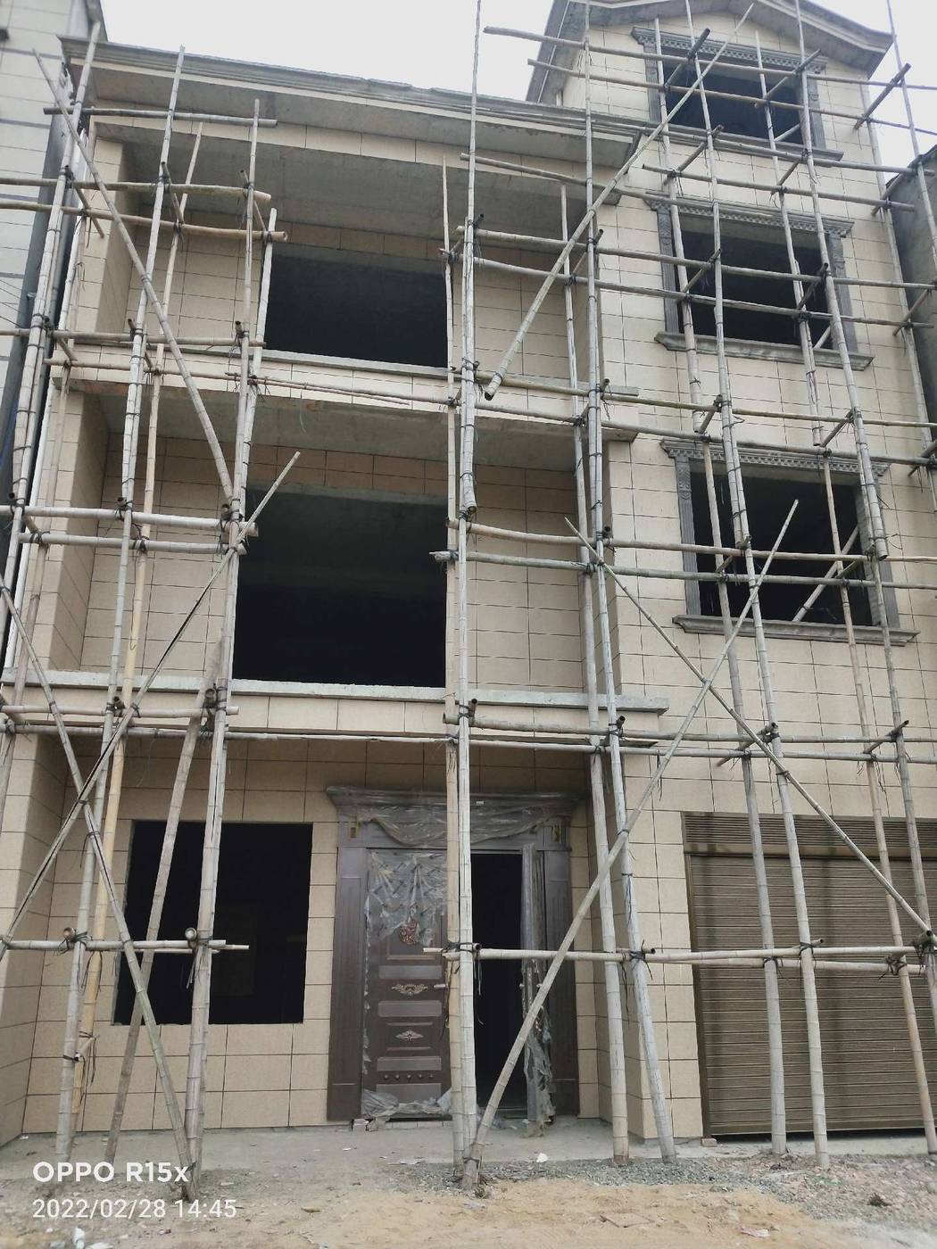 降价了鄂人谷大门正对面，两列半三层半，520平，浇灌结构，占地面积300平，厨房单建，带超大后院，门前宽敞，不动产证以办。