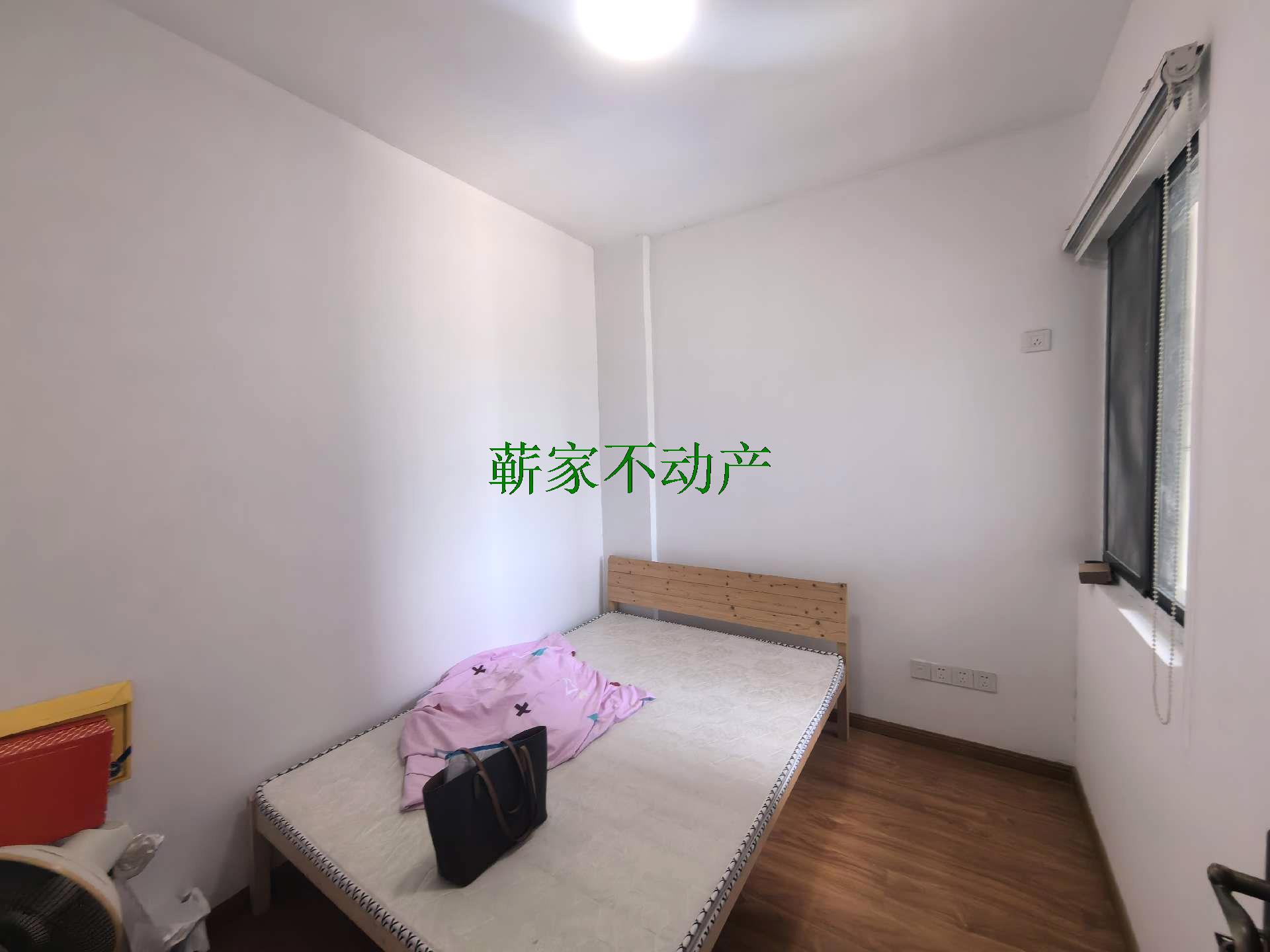 一小學区房小区电梯房出售，精装修领包入住三房