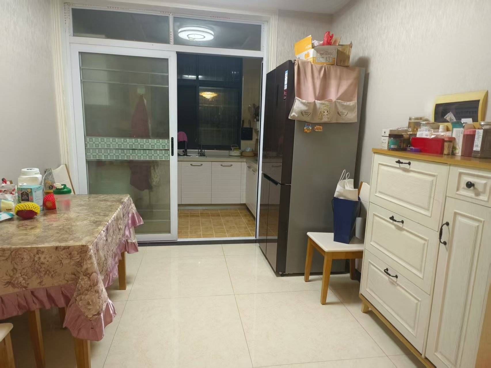 美景新城步梯房,精装2房92.56平，好楼层，拎包入住，证满五年支持按揭，售价34万。出行方便。