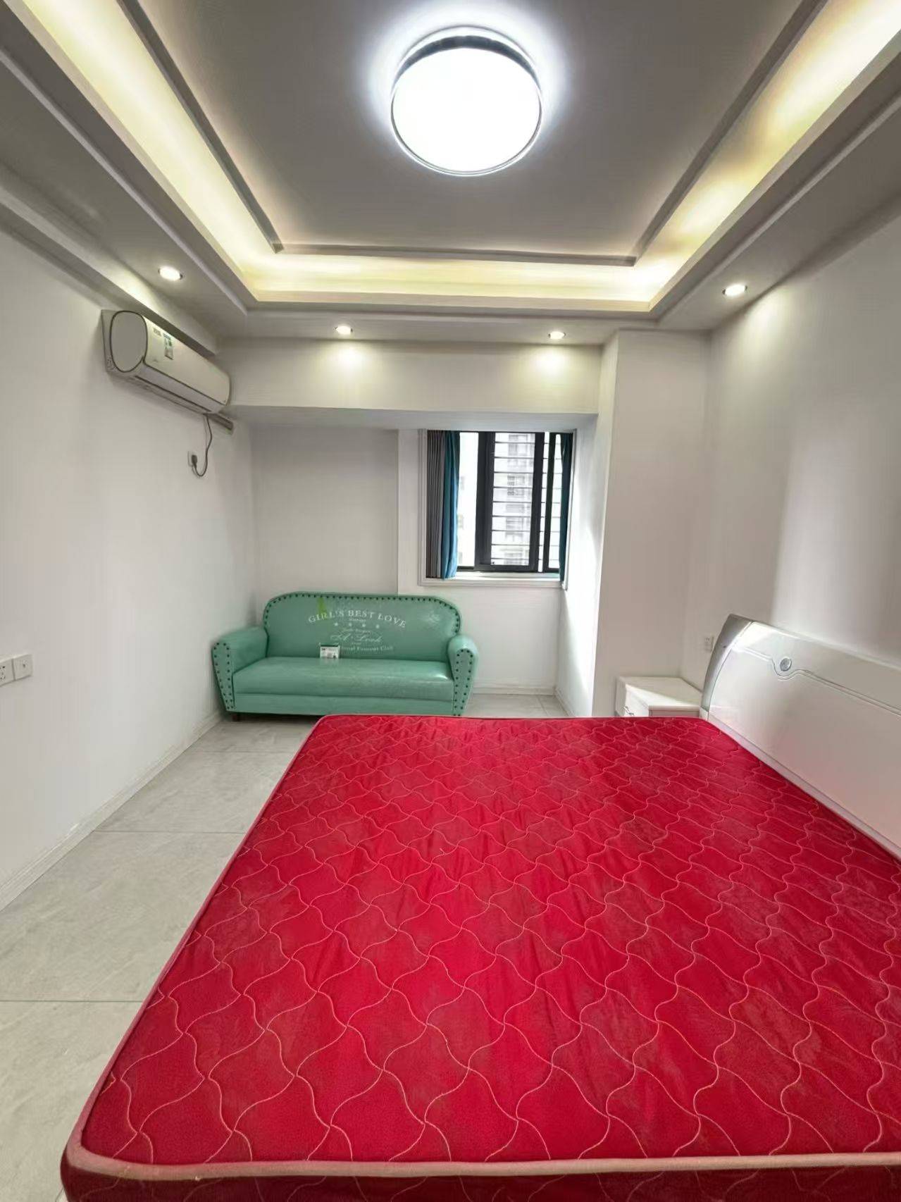 信达步行街，三室两厅两卫，118平方，全新装修，证满五年，支持按揭，售价：46.8万。紧挨大中华出行方便。就读一小。