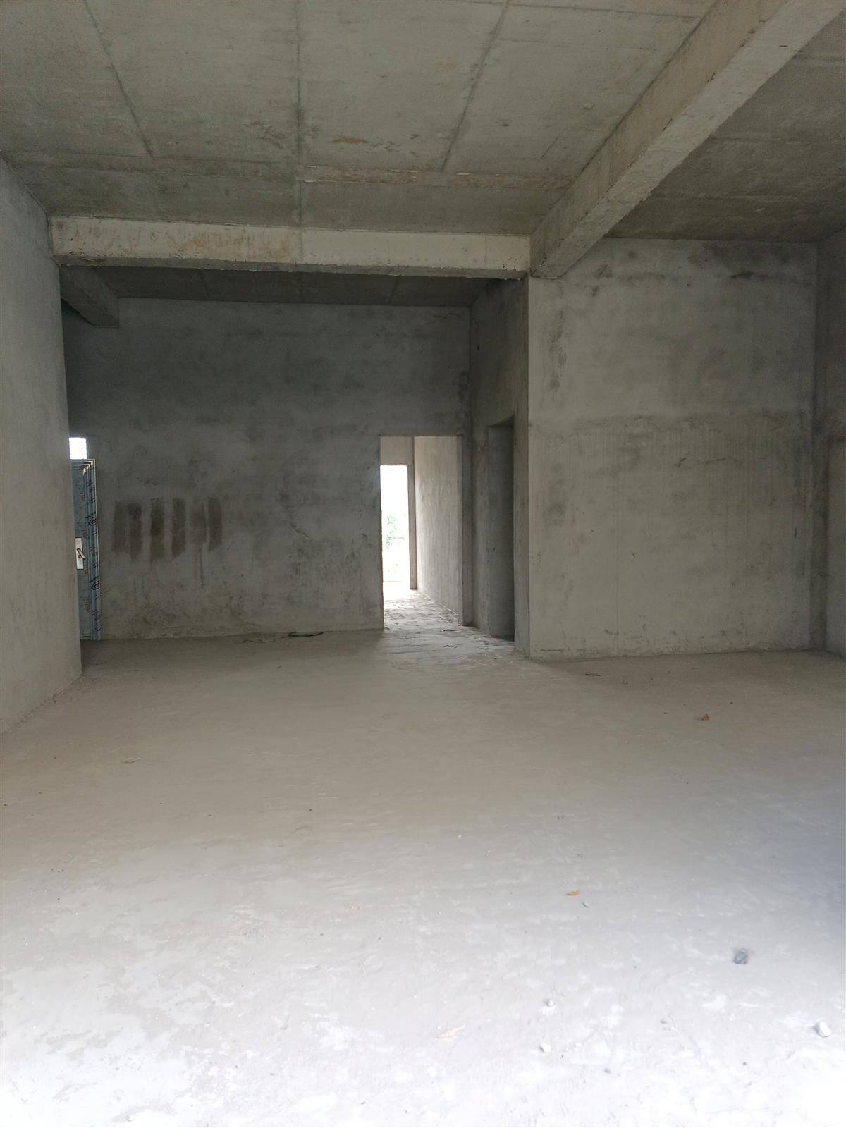 付贩附近自建房，2列半三层带地下车库，浇灌结构，带100平后院，进出方便，售价120万