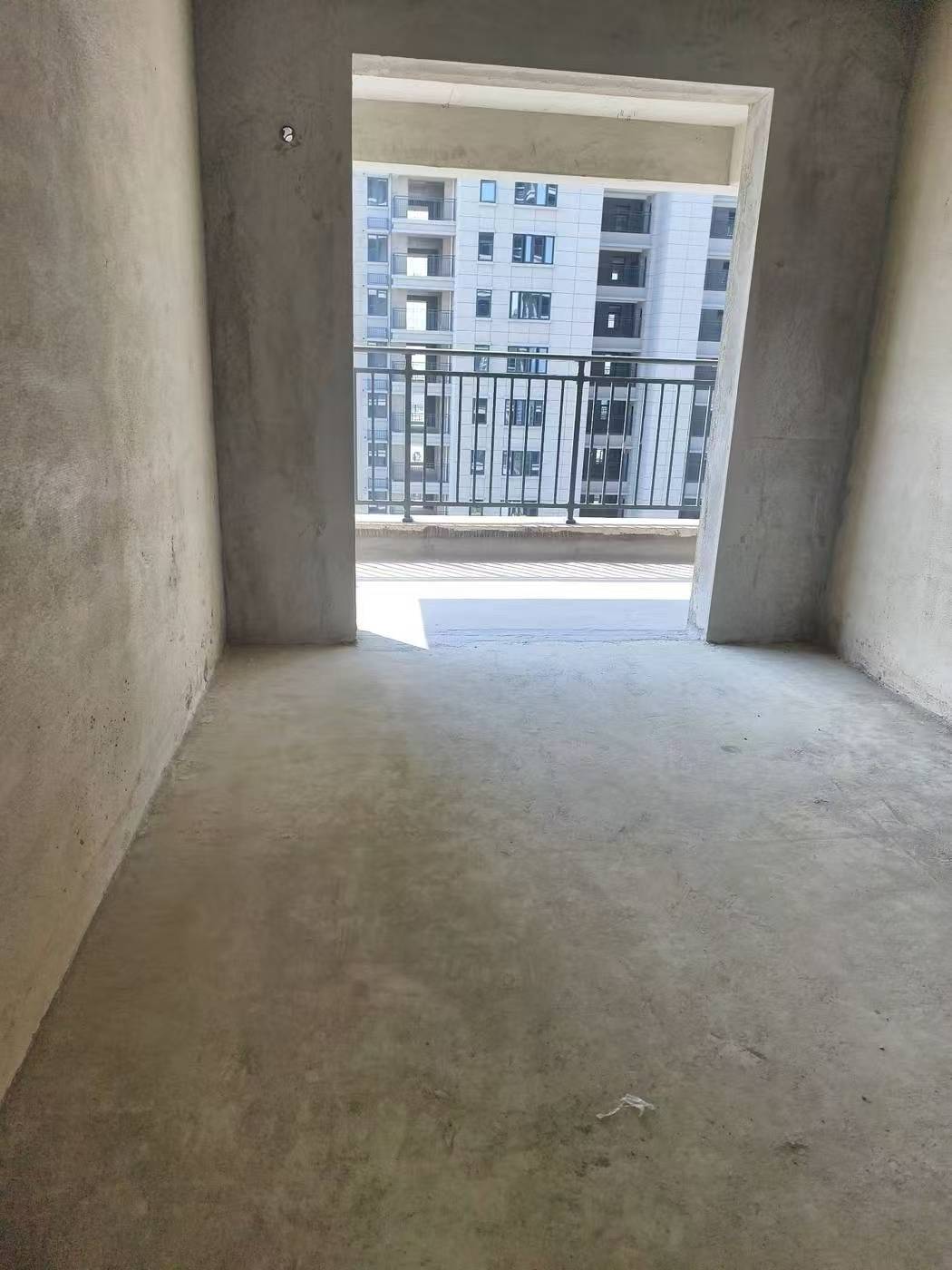 香榭水岸商品房，有证，直接走一手流程，单价4200每平，中间楼层