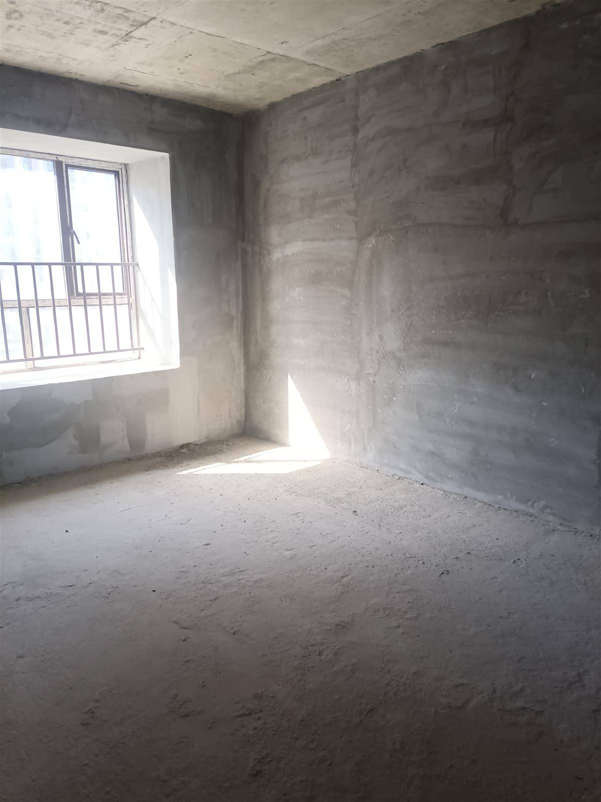 嘉华智慧城，边套毛坯122.73平，三房两厅两卫双阳台，证满两年支持按揭，52万，好楼层。出行方便，交通便利。