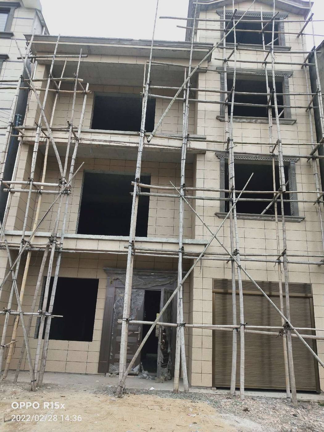 降价了鄂人谷大门正对面，两列半三层半，520平，浇灌结构，占地面积300平，厨房单建，带超大后院，门前宽敞，不动产证以办。