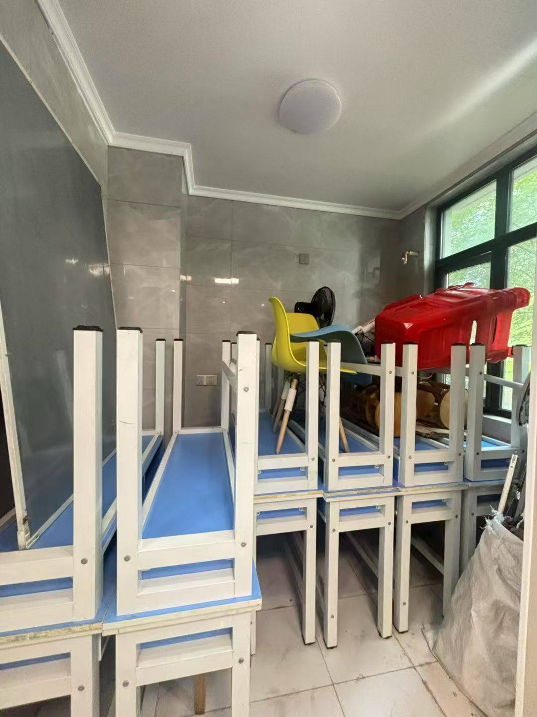 香榭水岸，三室两厅两卫双阳台，精装修未入住，130.28平方，证满两年，支持按揭，售价：63.8万。