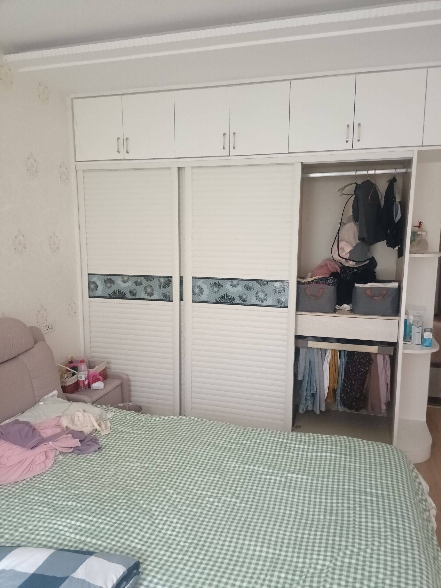 美景新城步梯房,精装2房92.56平，好楼层，拎包入住，证满五年支持按揭，售价34万。出行方便。