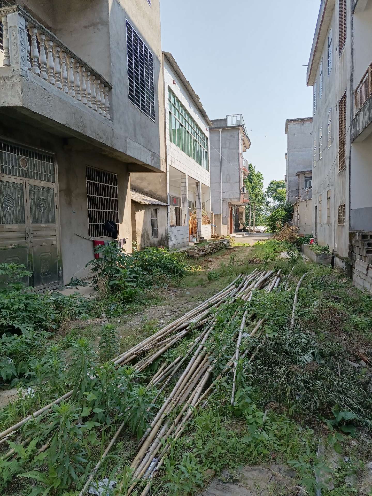 降价出售，何大湾自建房毛坯，两节半三层450平，东南朝向，老证在手，有钥匙可看房，售58万。