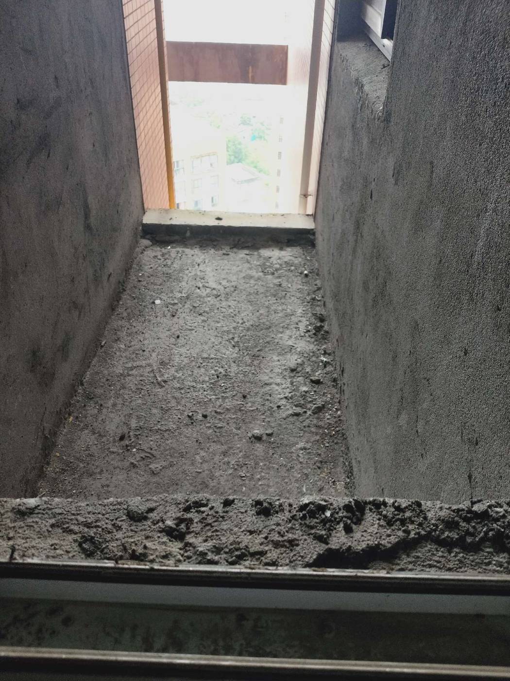 降价急售，蕲河金岸商品房毛坯，3房2厅1卫98平，好楼层，另有赠送面积，证满五年，有钥匙可看房，售价28万。