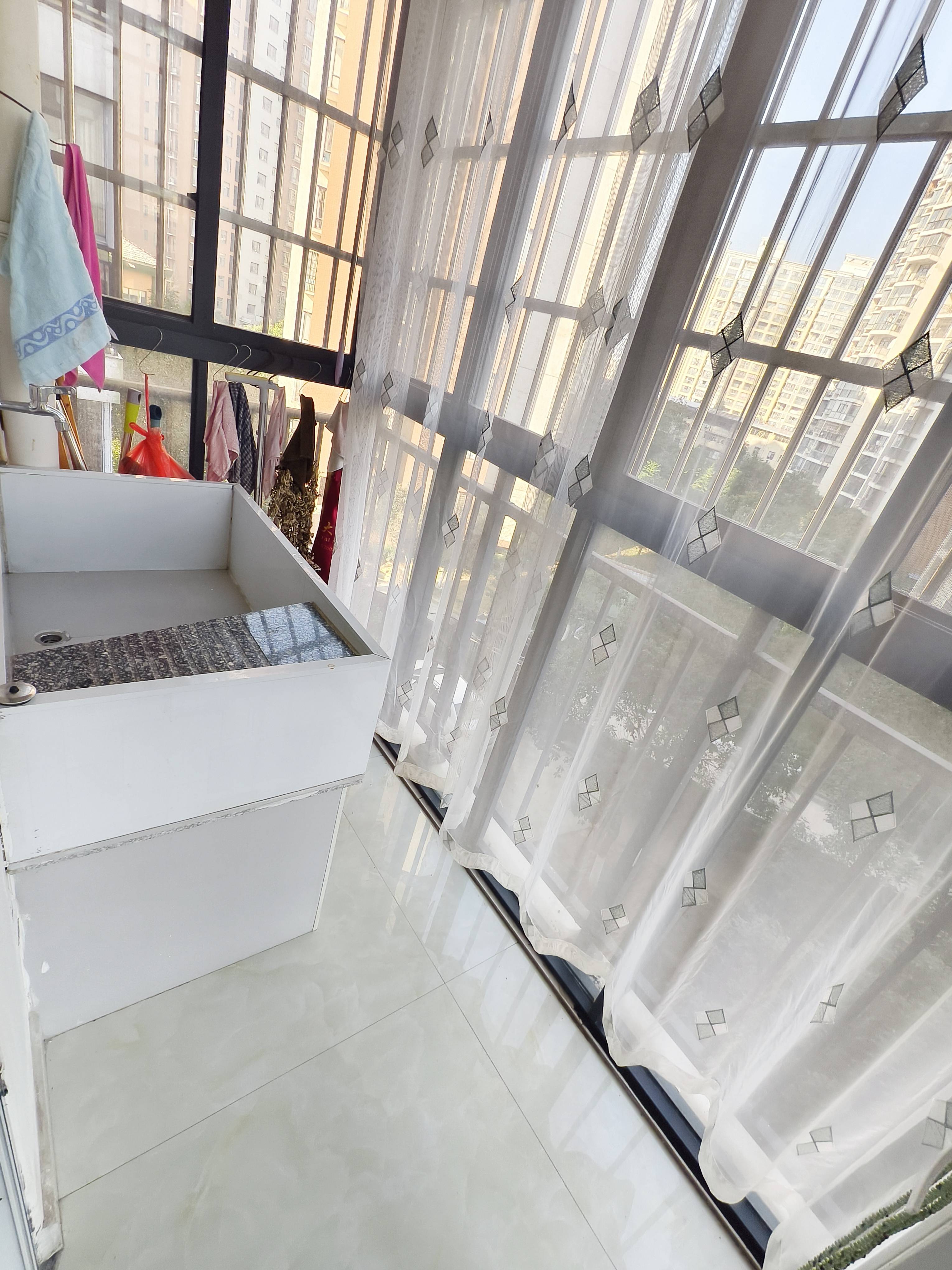 降价急售城市新居，三房两厅两卫，115平，精装拎包入住，证满二年支持按揭，43万。屋内干净整洁保养好。