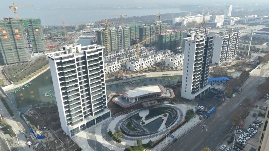 从一纸蓝图到境见美好：山湖天玺兑现高端湖居生活新标杆