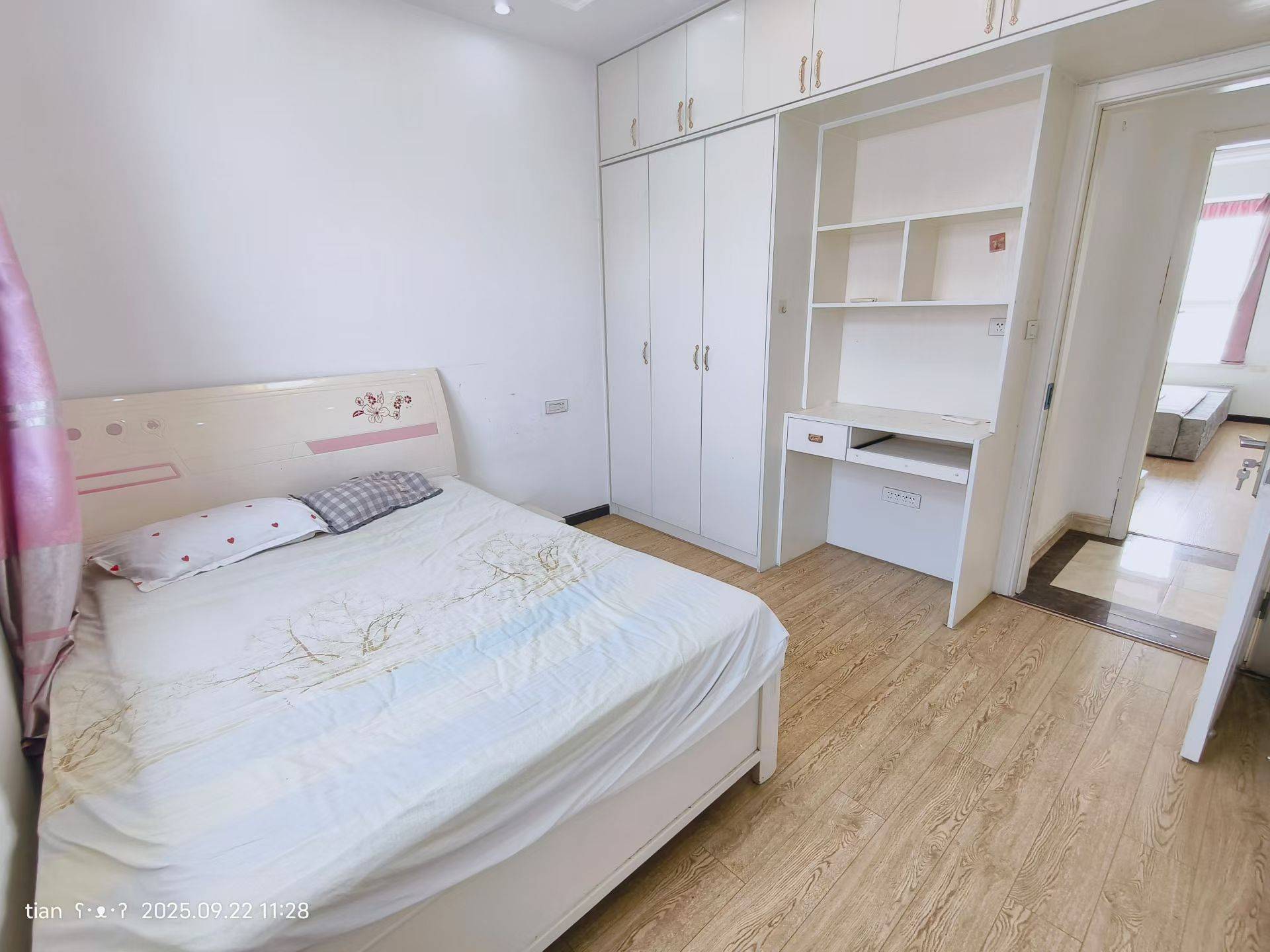 城市新居商品房3房2厅2卫118平，精装，好楼层，采光很好，证满两年支持按揭，售价39.8万。