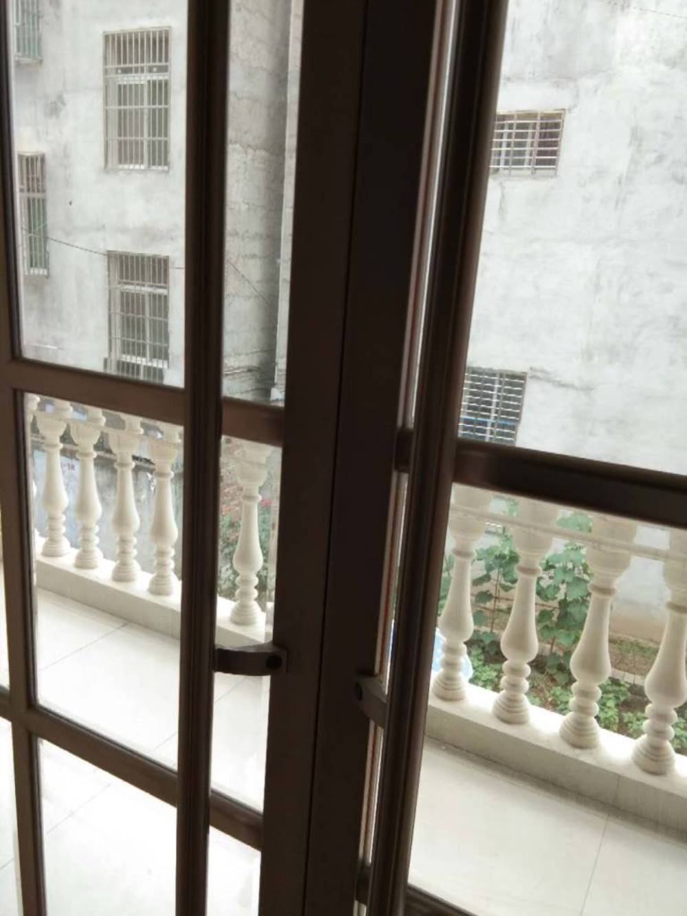 捡漏王，美景附近自建房，两列四层浇灌结构，560平，中装，有小后院带厨房，有证，支持按揭，95万。