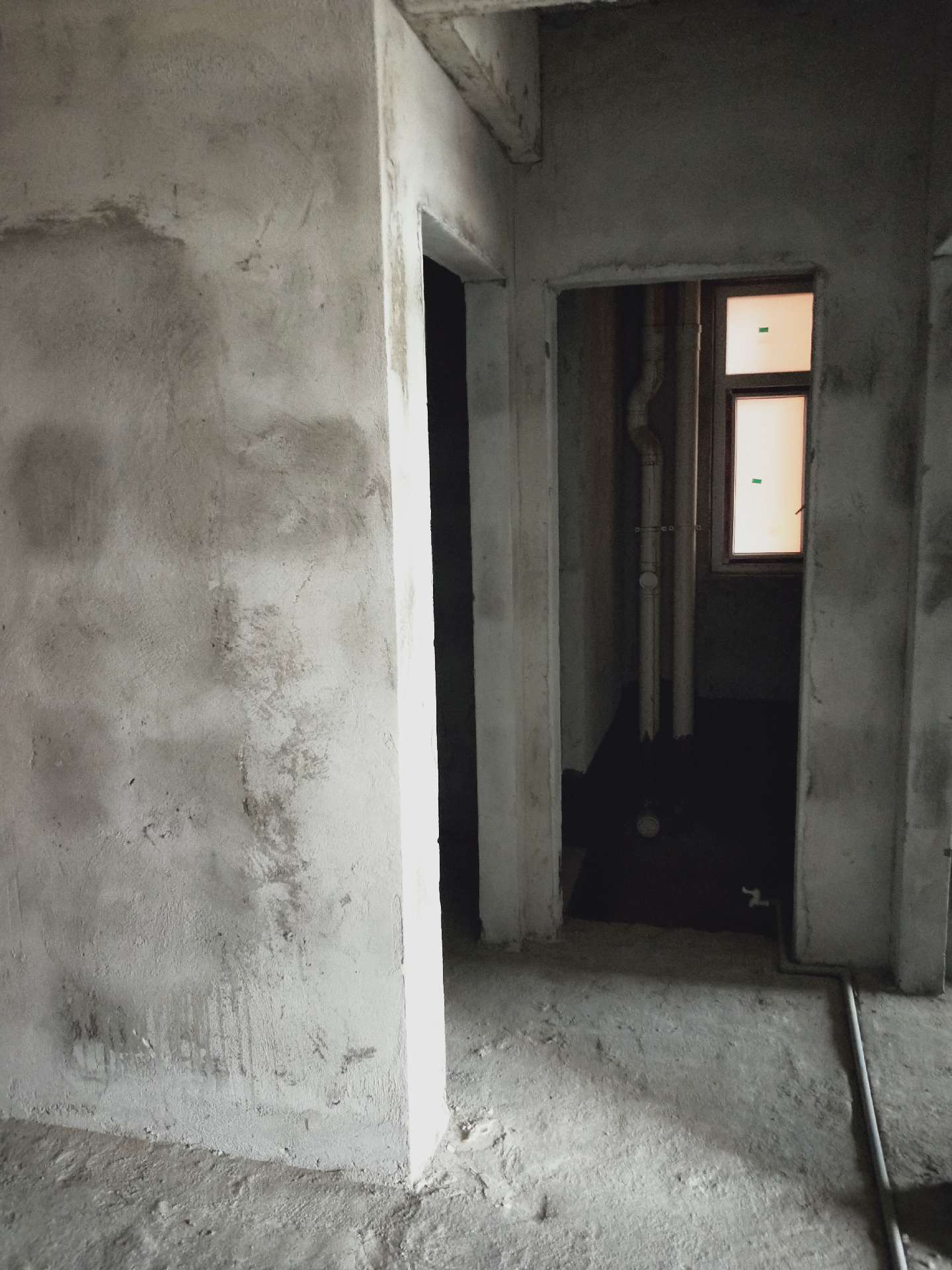 降价急售，蕲河金岸商品房毛坯，3房2厅1卫98平，好楼层，另有赠送面积，证满五年，有钥匙可看房，售价28万。