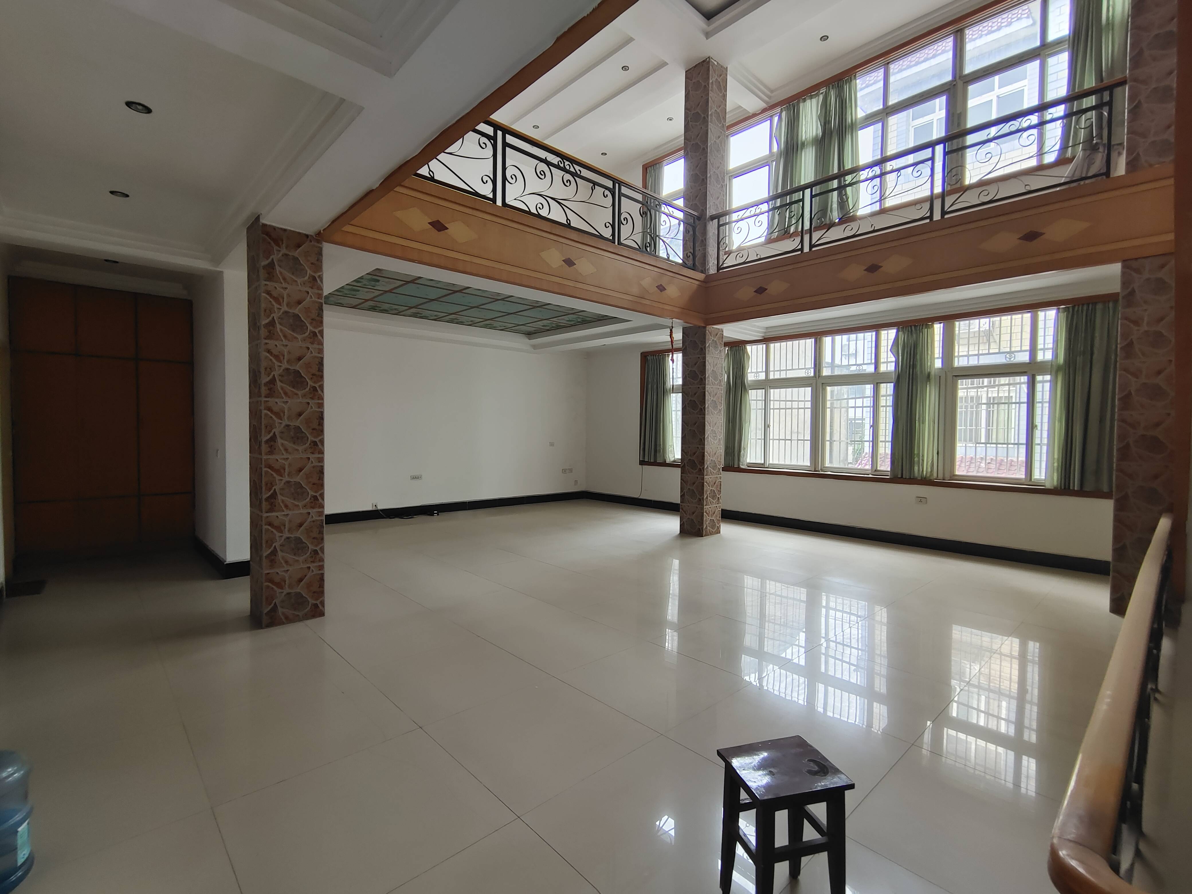 吴庄高桥小区自建房2列半3层，374平，屋内简装。带后院，厨房另外做的。门口路宽好走。有房产证。出行非常方便，售65万。