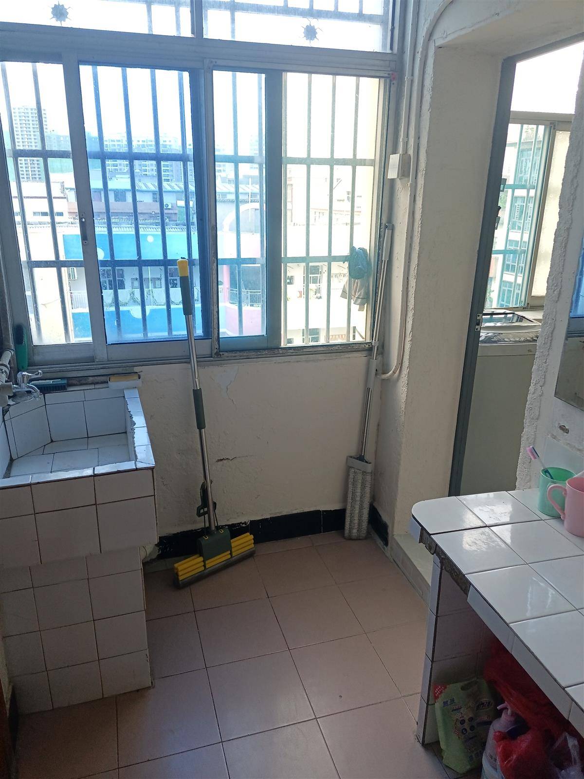 降价急售，教师公寓三房两厅一卫108平，5楼，边套三面采光，拎包入住，16.8万。特价房源。