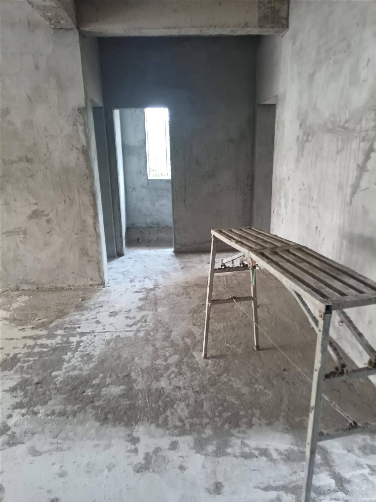 付贩附近自建房，2列半三层带地下车库，浇灌结构，带100平后院，进出方便，售价120万