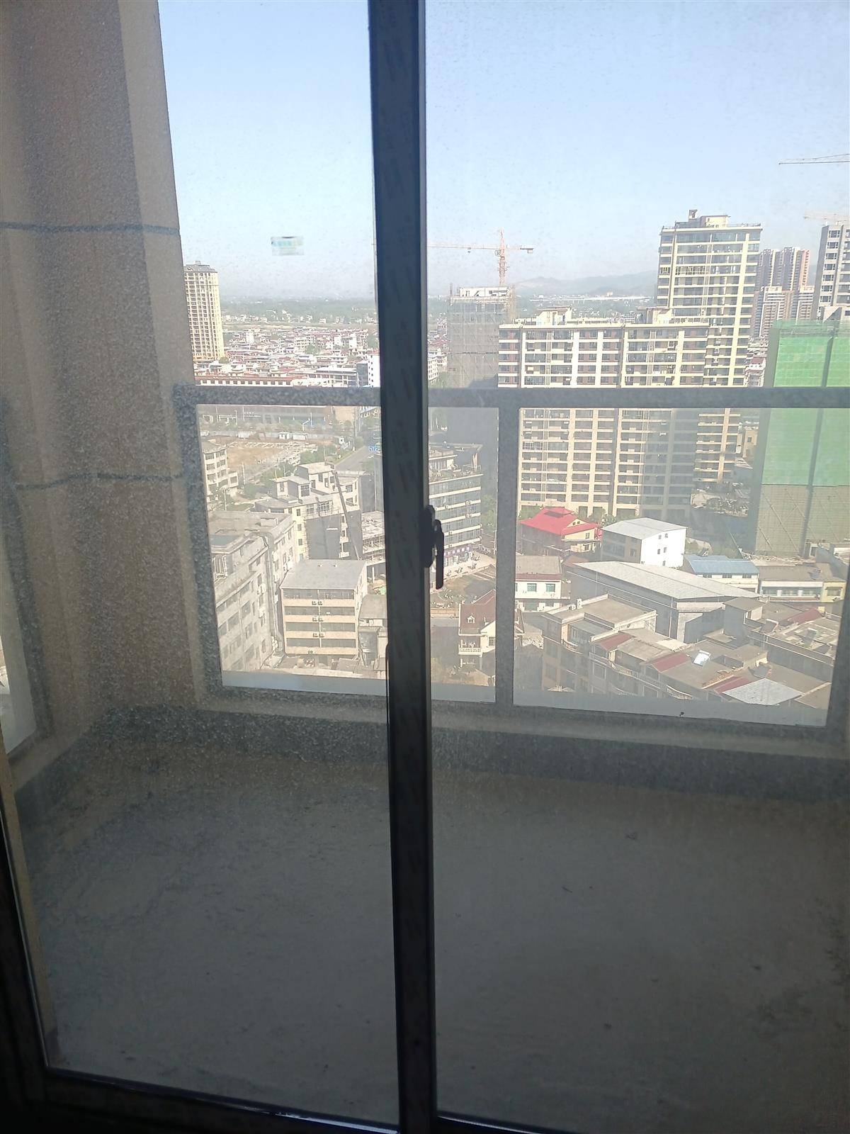 嘉华智慧城，边套毛坯122.73平，三房两厅两卫双阳台，证满两年支持按揭，52万，好楼层。出行方便，交通便利。