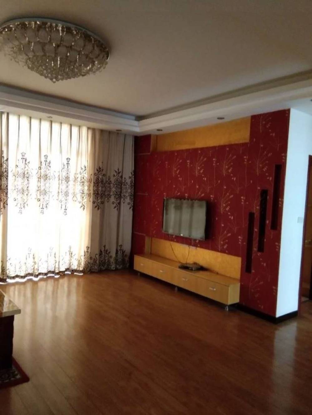 捡漏王，美景附近自建房， 两列四层浇灌结构，560平，中装，有小后院带厨房，有证，支持按揭，95万。