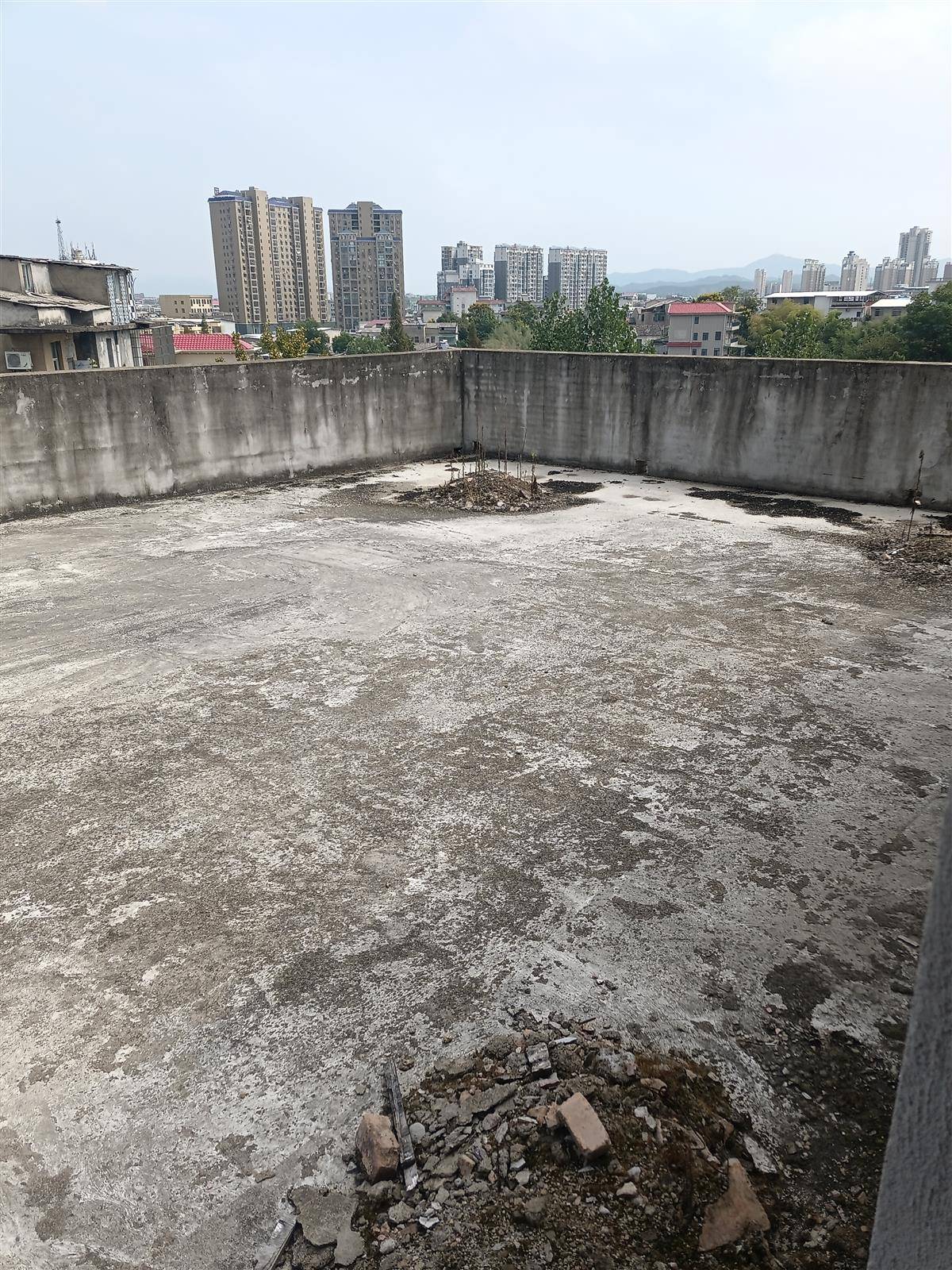 付贩附近自建房，2列半三层带地下车库，浇灌结构，带100平后院，进出方便，售价120万