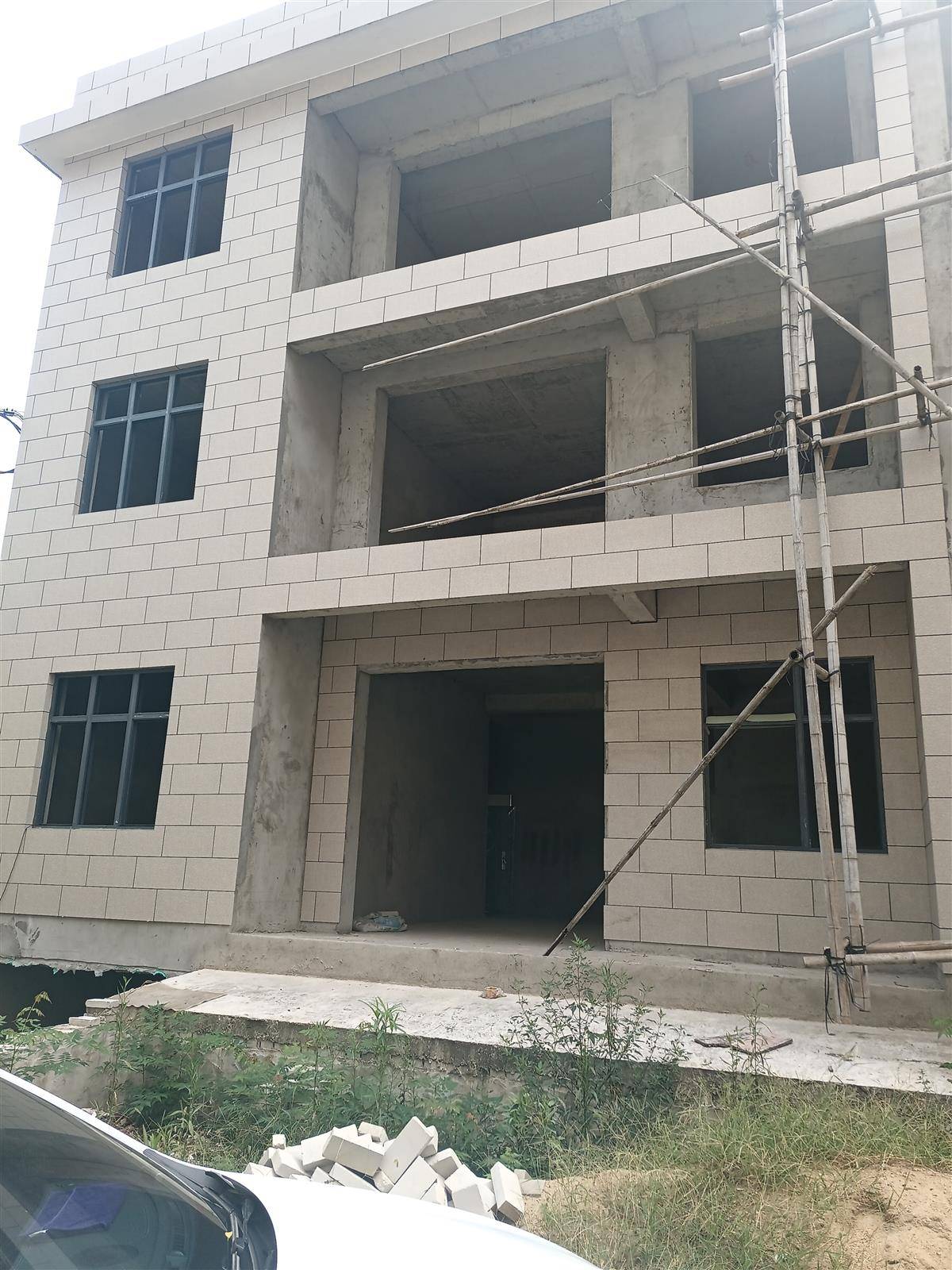 付贩附近自建房，2列半三层带地下车库，浇灌结构，带100平后院，进出方便，售价120万