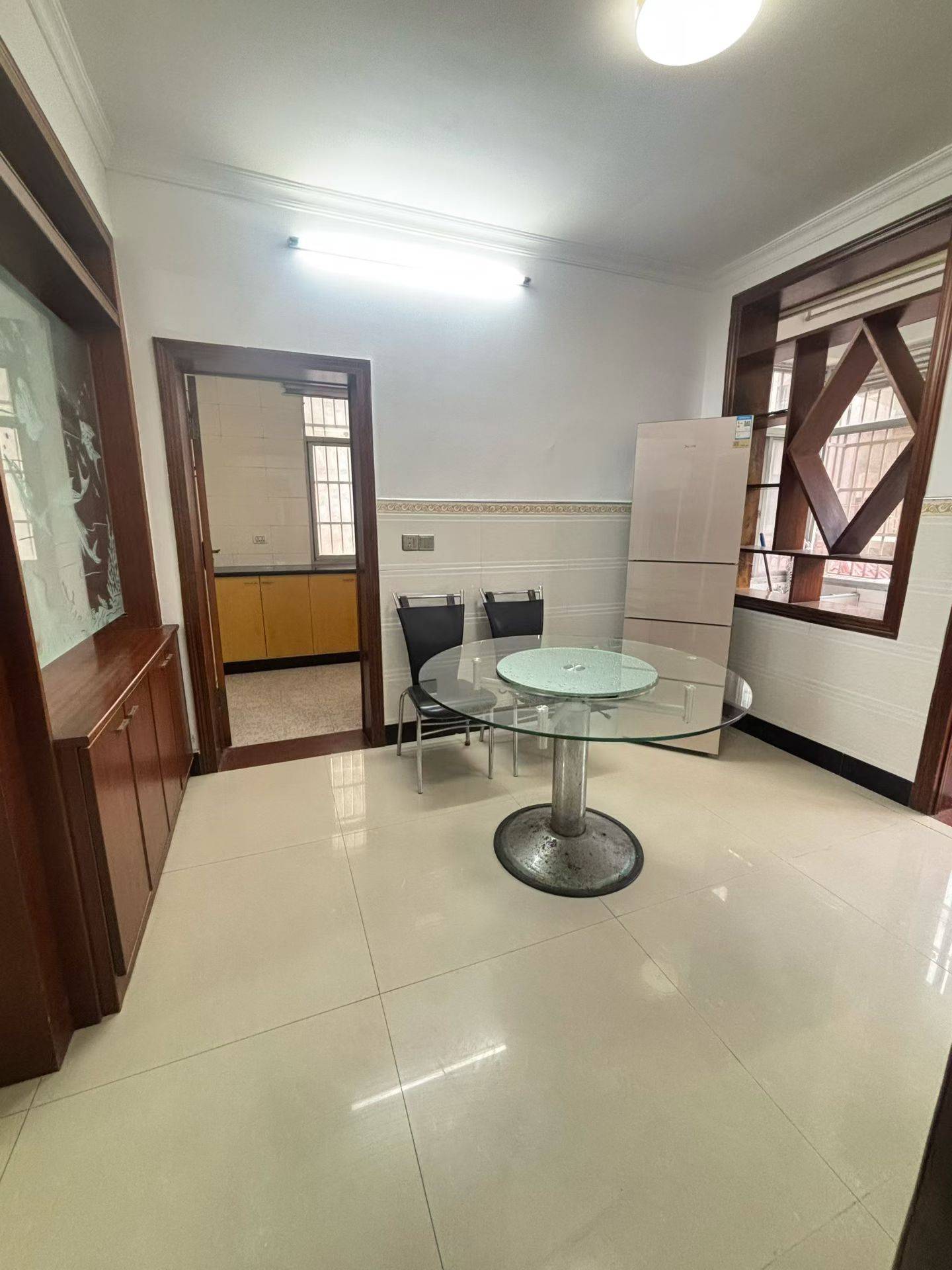 二路县委附近，三室两厅一卫，134平方，好楼层，房子保养的很好，有证可按揭，售价：25.8万包过户。