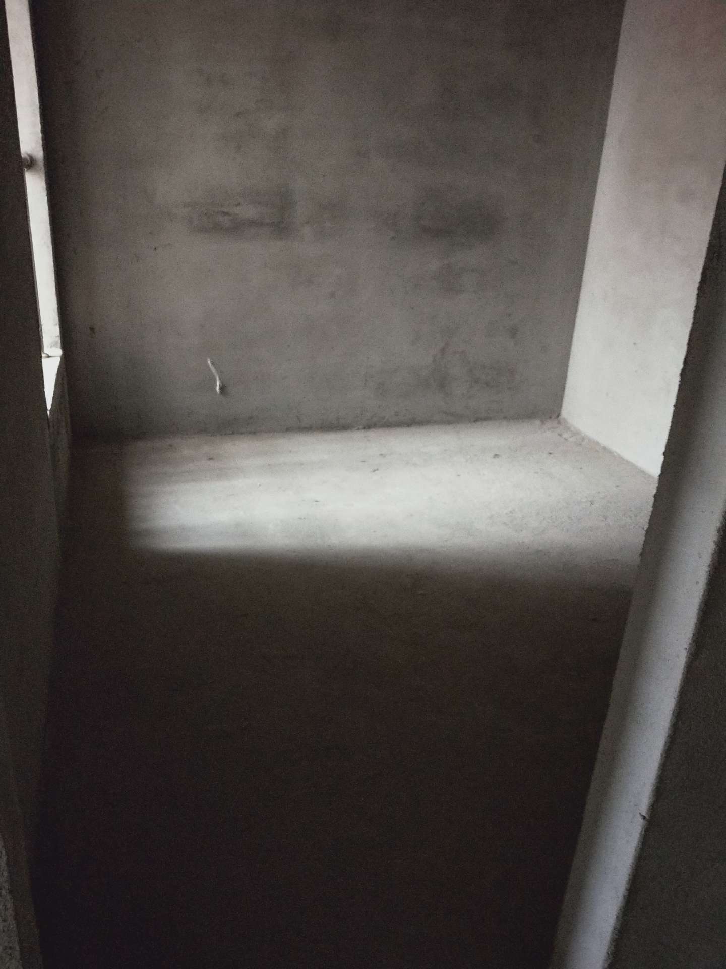 降价急售，蕲河金岸商品房毛坯，3房2厅1卫98平，好楼层，另有赠送面积，证满五年，有钥匙可看房，售价28万。